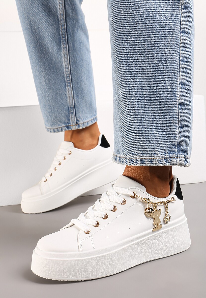 Biało-Czarne Sznurowane Sneakersy z Ekoskóry na Platformie z Łańcuszkiem i Zawieszkami Salvania