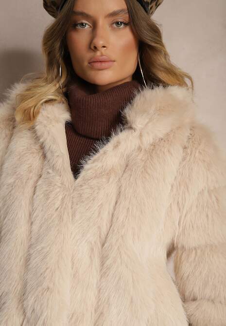 Beżowa Kurtka Futrzana z Kapturem i Pikowanymi Przeszyciami na Rękawach Parisha