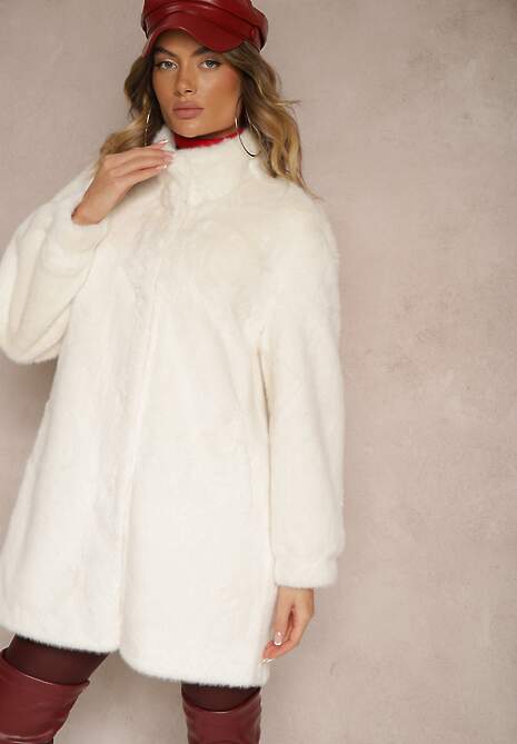 Jasnobeżowy Płaszcz z Futerka o Prostym Kroju ze Stójką i Kieszeniami Saliratia