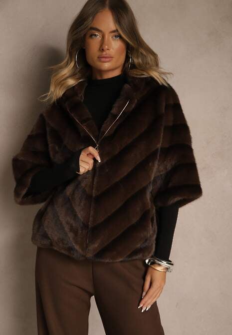 Brązowa Kurtka Futrzana o Kroju Oversize z Kapturem i Rękawami 3/4 Titene