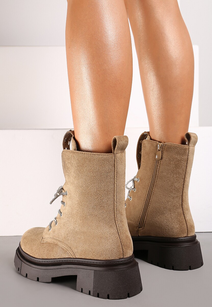 Ciemnobeżowe Botki Typu Traperki z Imitacji Zamszu na Platformie Ozdobione Ćwiekami przy Języku Evirira