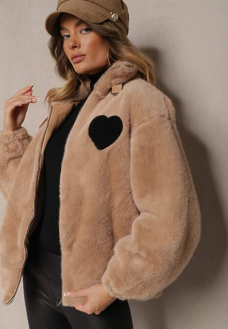 Ciemnobeżowa Kurtka z Miękkiego Futerka Ozdobiona Naszytym Sercem Zozimara