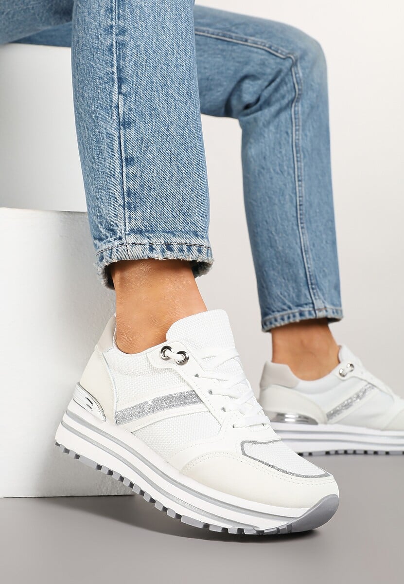 Białe Sneakersy na Niskiej Platformie z Brokatem i Metaliczną Wstawką Fennena
