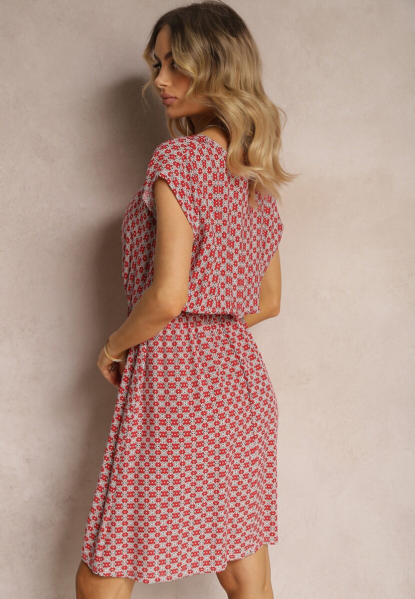 Czerwona Sukienka o Rozkloszowanym Kroju z Gumką w Talii i Krótkim Rękawem Tulemia