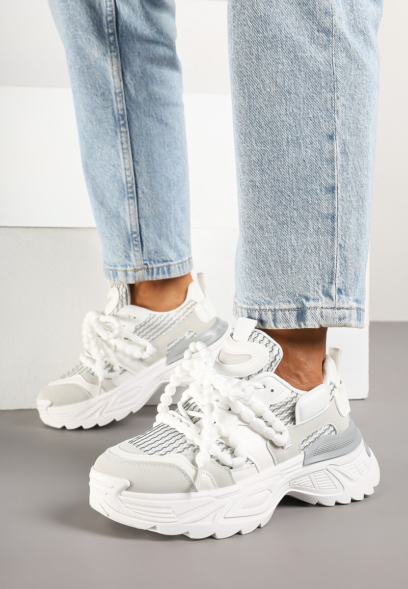 Białe Sneakersy na Platformie Ozdobione Koralikami i Tłoczeniem Dorvia