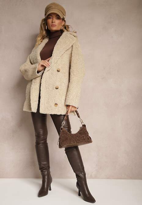 Jasnobeżowa Futrzana Kurtka Typu Baranek z Ozdobnymi Paskami i Dwurzędowym Zapięciem Nikira