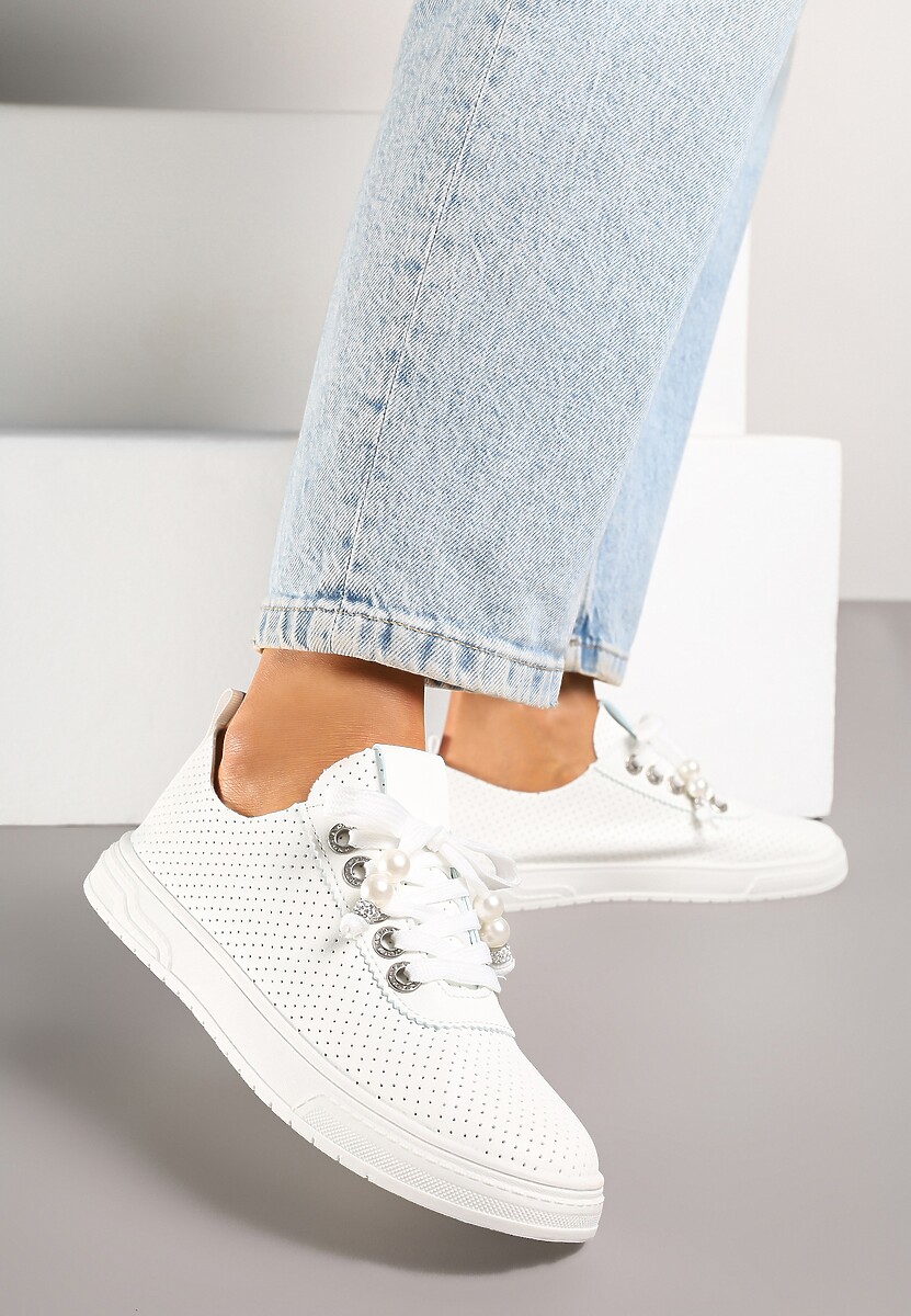 Białe Tenisówki Zdobione Perforacją i Aplikacjami z Cyrkonii i Pereł Pasurelia