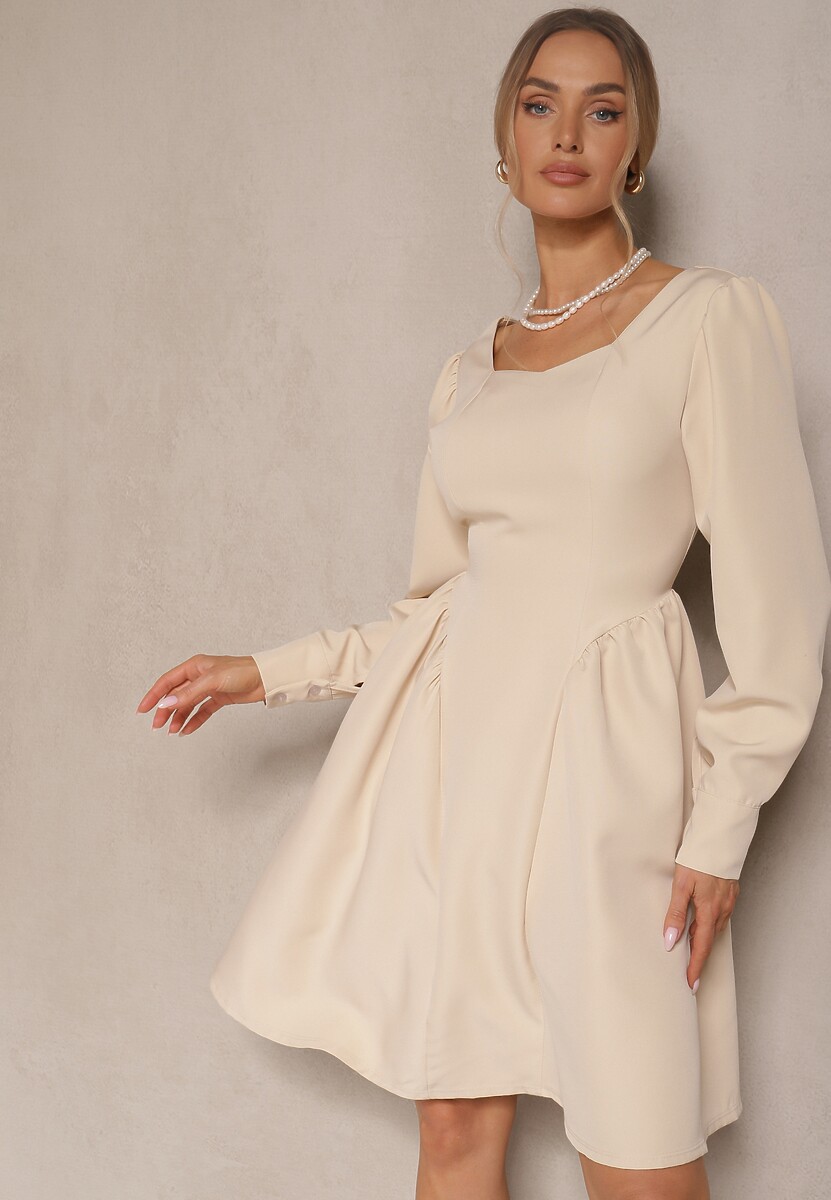 Beżowa Sukienka o Rozkloszowanym Kroju Ozdobiona Kwadratowym Dekoltem Katirva