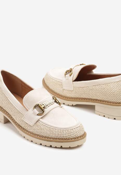 Beżowe Mokasyny z Metaliczną Ozdobą i Plecioną Cholewką z Rafii Ralzivia