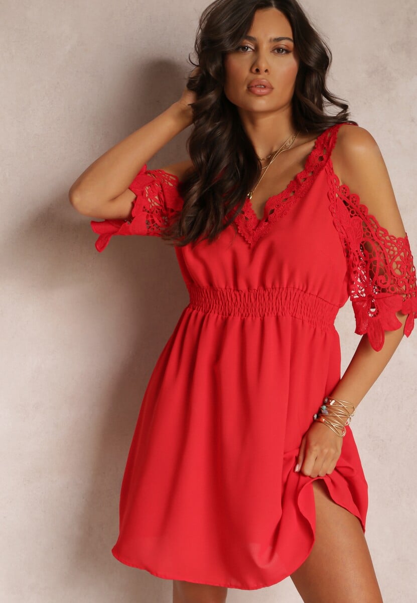 Czerwona Rozkloszowana Sukienka Mini z Gumką w Talii i Hiszpańskimi Rękawami z Koronką Carolta