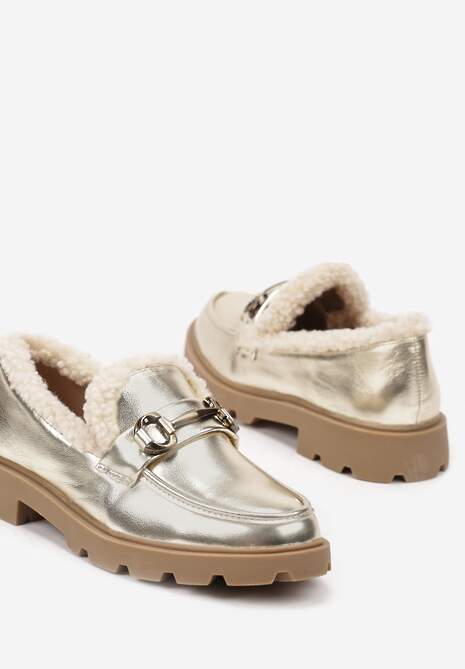 Złote Mokasyny na Płaskiej Podeszwie ze Sztucznym Futerkiem i Metaliczną Klamrą Lerilisse