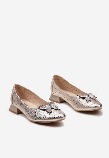 Złote Czółenka Ozdobione Motylkiem i Ażurową Perforacją ze Skórzaną Wkładką Wellamo