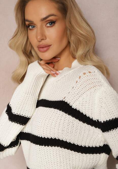 Biały Elastyczny Sweter w Paski z Okrągłym Dekoltem Lillana