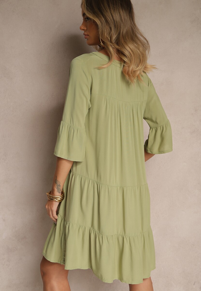 Zielona Wiskozowa Sukienka o Rozkloszowanym Kroju Ozdobiona Falbanami Lirione