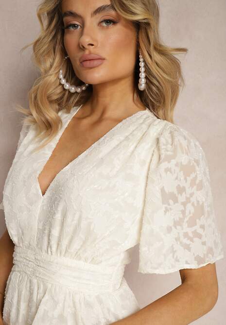 Jasnobeżowa Sukienka o Rozkloszowanym Kroju z Dekoltem w Serek i Falbankami Drapia