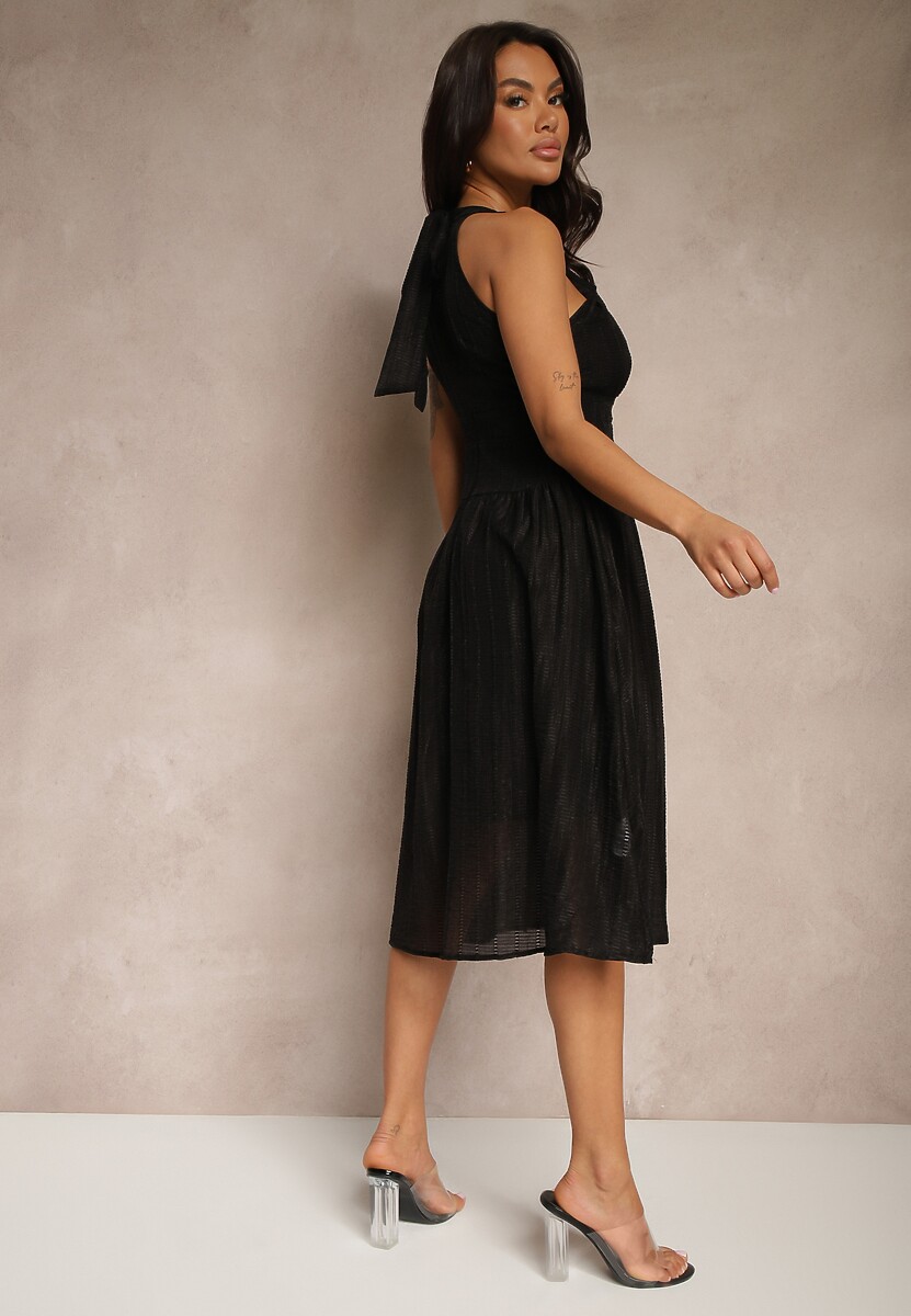 Czarna Sukienka o Rozkloszowanym Kroju z Wiązaniem Zdobiona Tłoczeniem Nimirelle