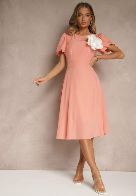 Różowa Rozkloszowana Sukienka Vices Ozdobiona Odpinanym Kwiatem 3D Koleira