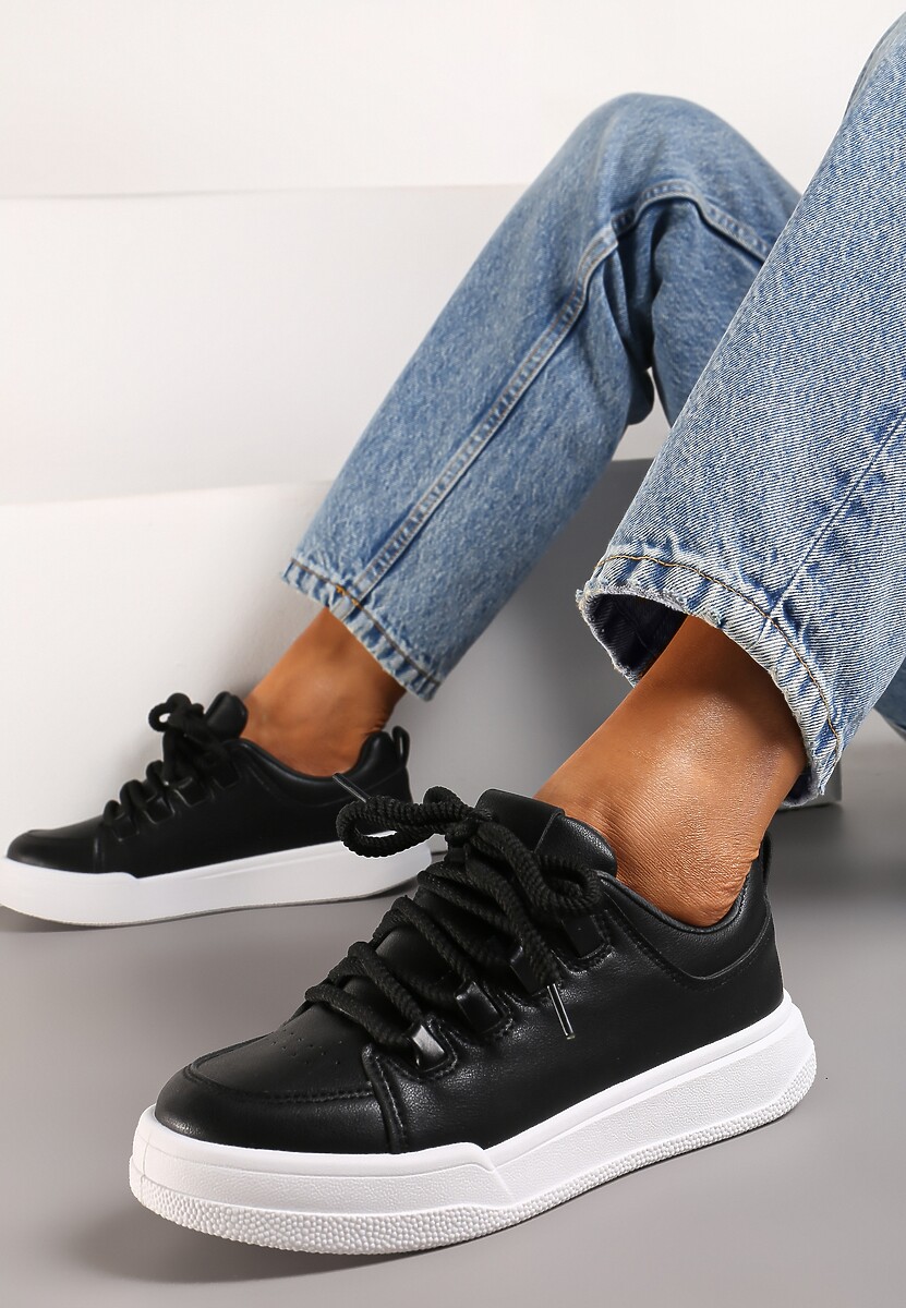 Czarne Sneakersy z Ozdobnymi Sznurówkami i Perforacją na Nosku Equita