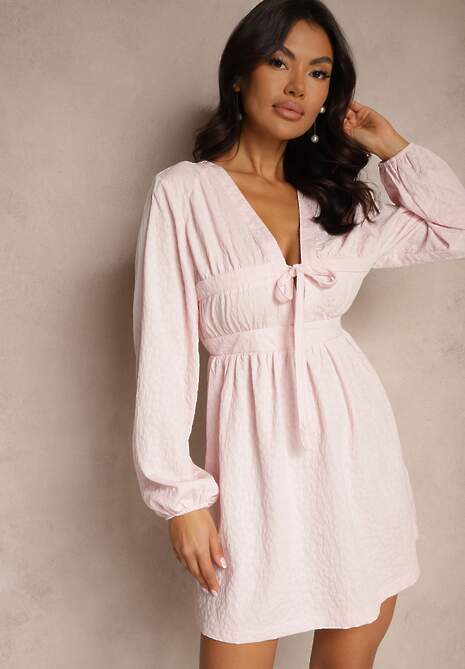 Różowa Wiązana Rozkloszowana Sukienka z Ozdobnym Tłoczeniem Falretia