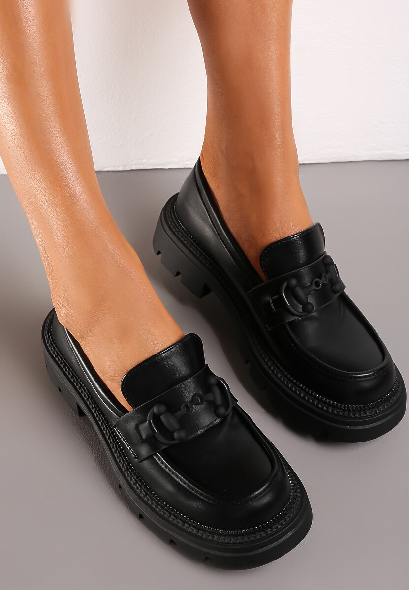 Czarne Klasyczne Mokasyny na Płaskiej Grubej Podeszwie z Metalową Aplikacją Nelaina
