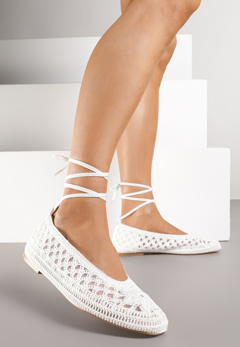 Białe Balerinki Vices z Szydełkową Cholewką i Wiązaniem Wokół Kostki Ernelia