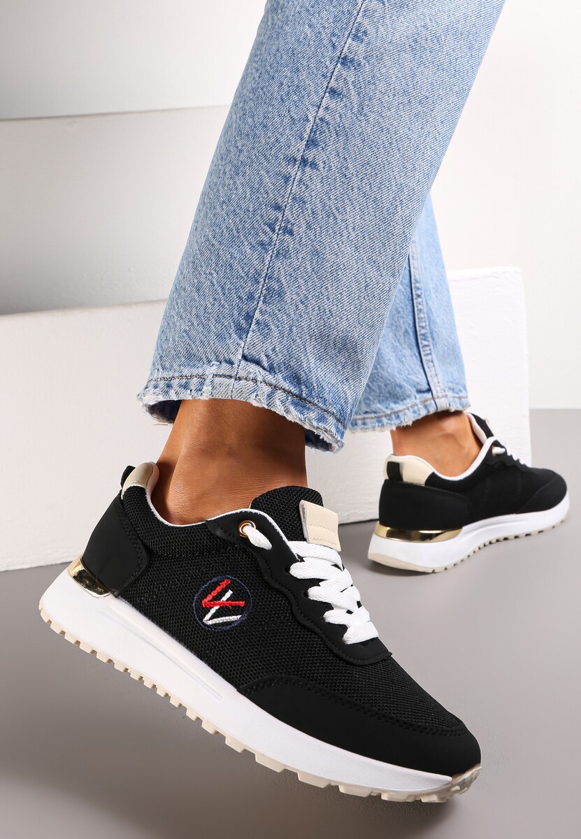 Czarne Sneakersy z Haftowaną Naszywką i Metaliczną Wstawką Elnara