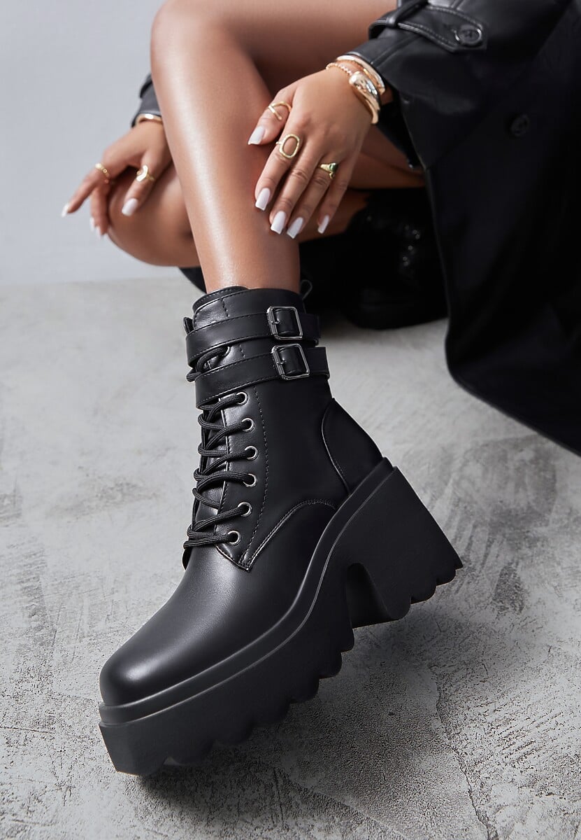Czarne Botki Workery Vices na Słupku Ozdobione Kwadratowymi Klamrami Lirrise