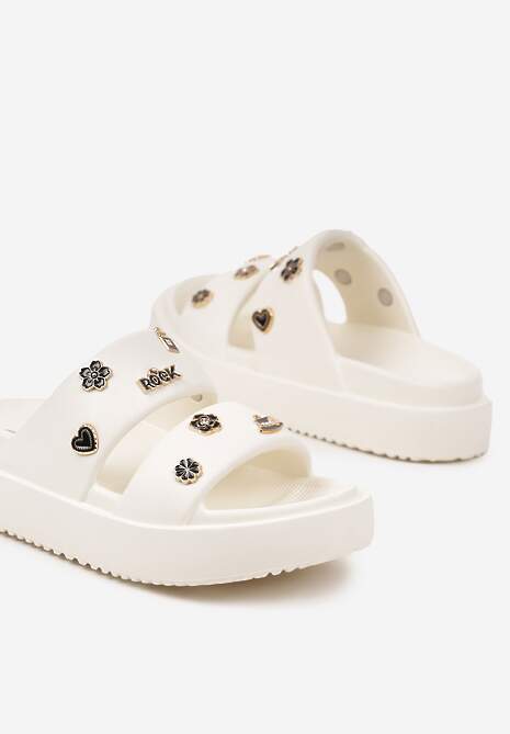 Beżowe Klapki na Platformie Ozdobione Metalicznymi Aplikacjami 3D Fanilsa