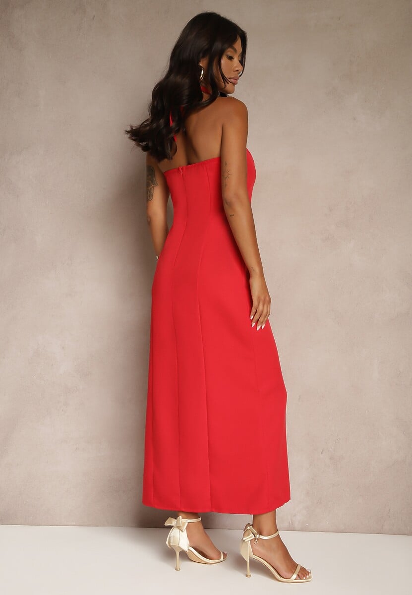 Czerwona Sukienka z Wiskozą z Dekoltem Halter i Ozdobną Broszką Naliannae