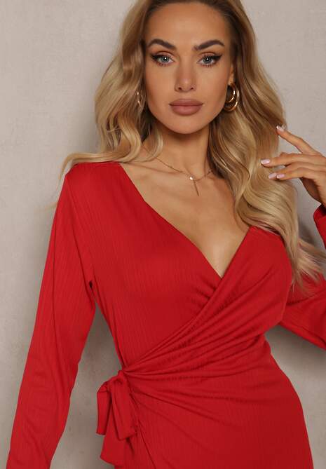 Czerwona Kopertowa Sukienka Mini z Paskiem w Talii Holoch