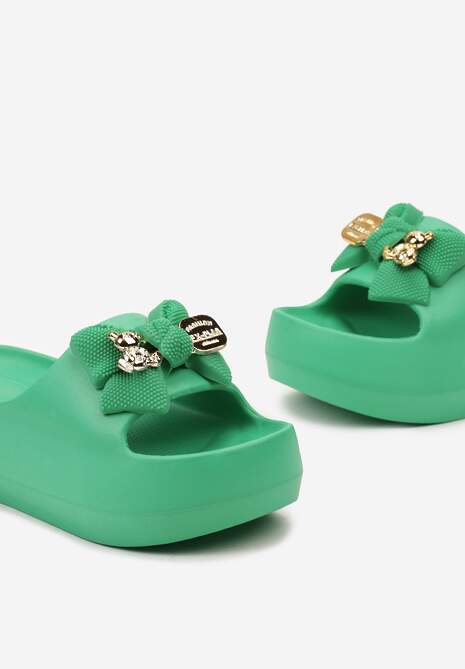 Zielone Klapki z Piankowego Materiału na Niskiej Platformie z Kokardą i Metalowymi Ozdobami Leriara