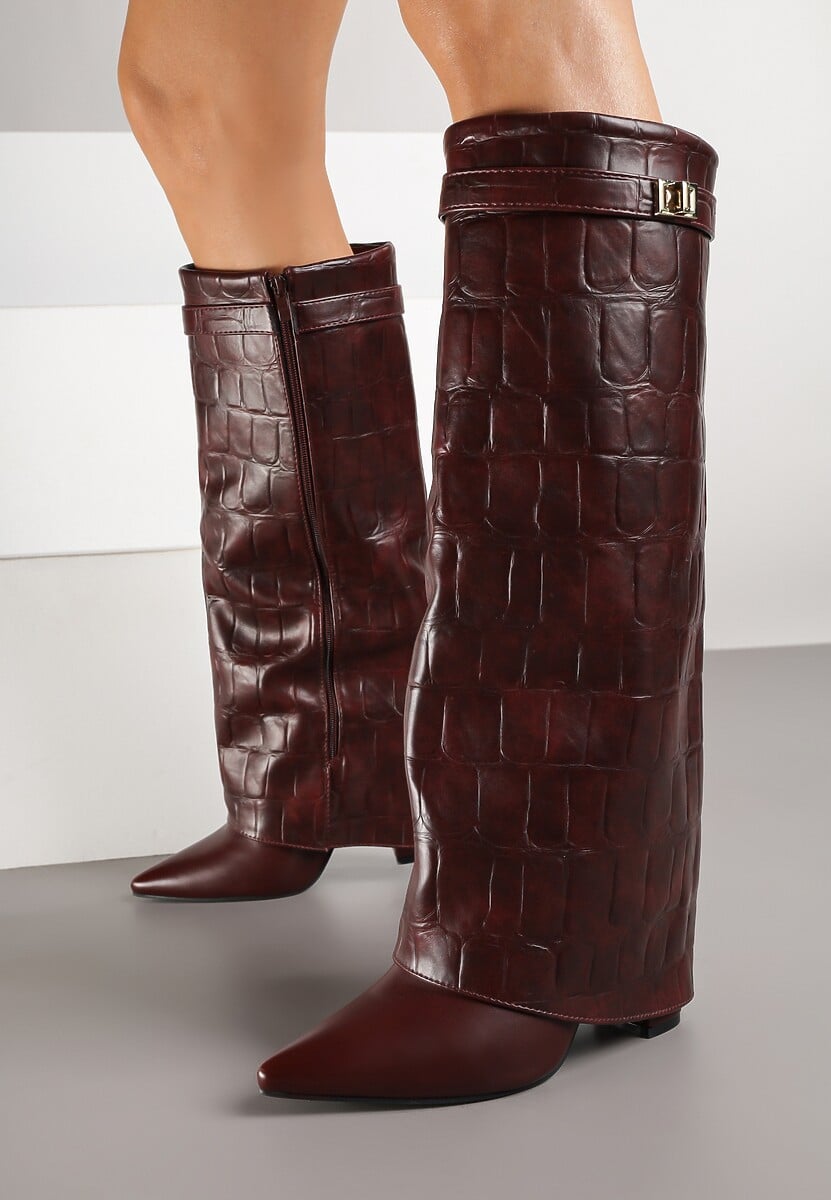 Czarne Kozaki na Słupku Ozdobione Klamrą i Wywiniętą Cholewką z Tłoczeniem Latelia