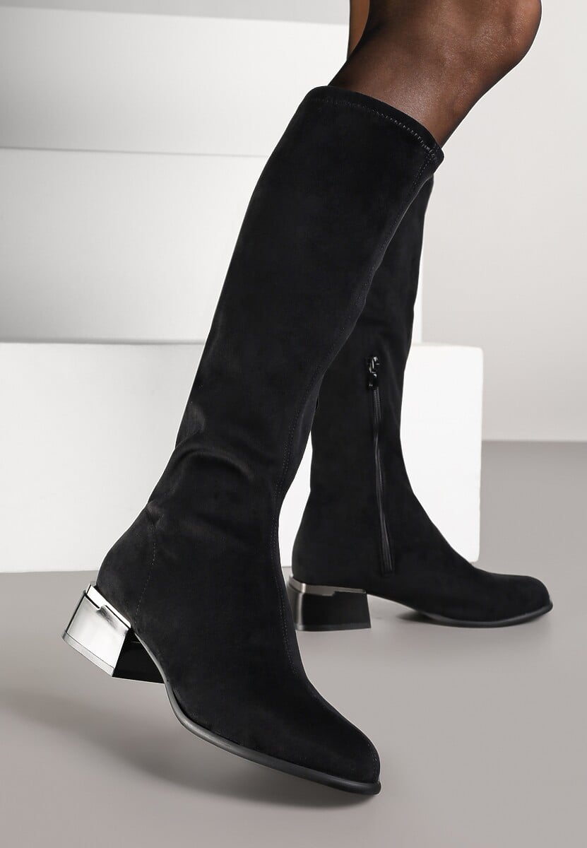 Czarne Kozaki na Słupku Ozdobione Metaliczną Aplikacją Asfila