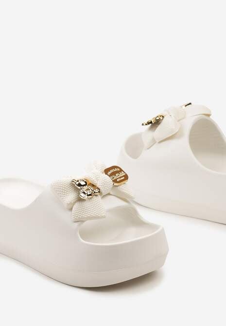 Białe Klapki z Pianki na Grubej Podeszwie z Aplikacją Metaliczną i Kokardą Ebitha