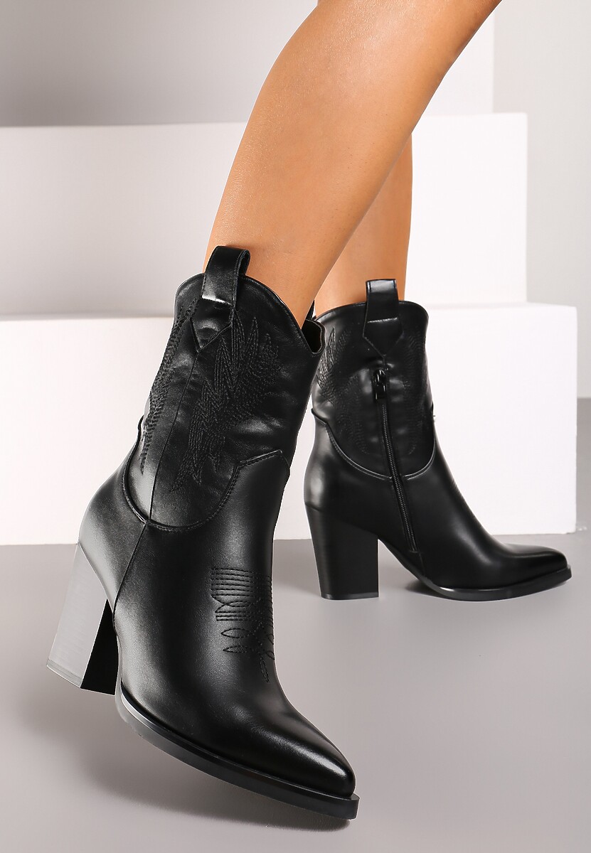 Czarne Botki na Słupku w Stylu Kowbojek Ozdobione Haftem Merisetta