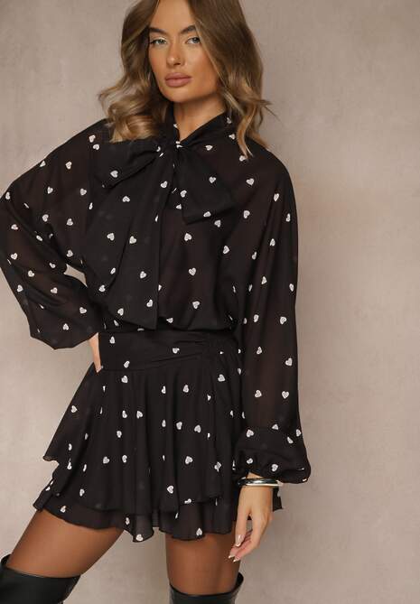 Czarna Sukienka o Rozkloszowanym Kroju z Nietoperzowymi Rękawami i Wiązaniem Mironaria