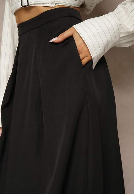 Czarna Rozkloszowana Spódnica z Wiskozą Zdobiona Zakładkami Volnira