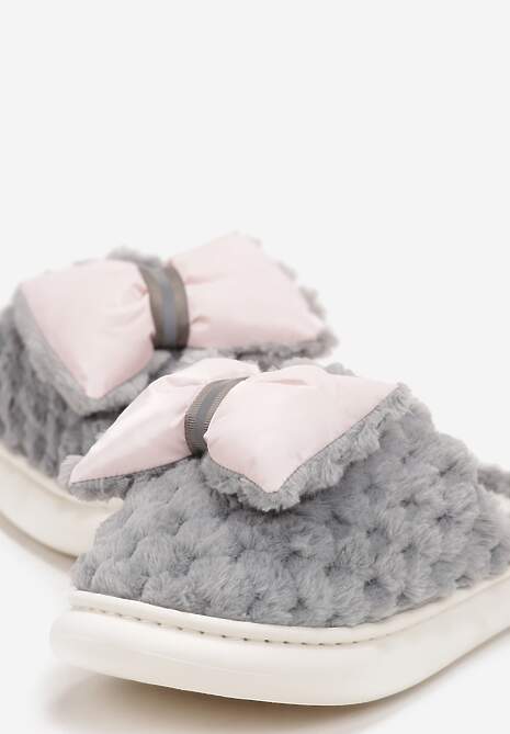 Szare Ciepłe Kapcie Futrzane Ozdobione Tłoczeniem i Kokardką Davelle