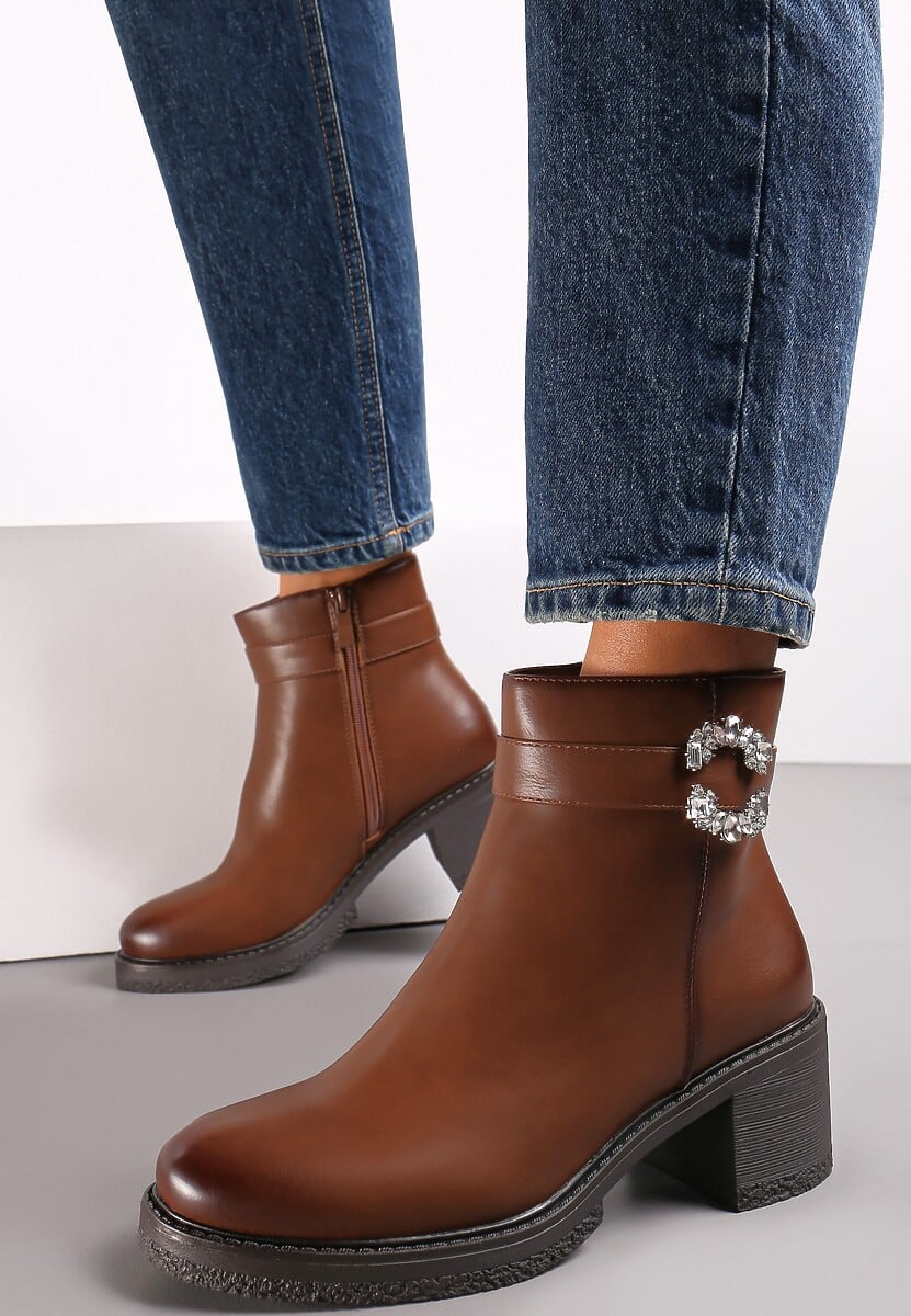 Brązowe Botki na Niewysokim Obcasie z Ozdobną Klamerką i Paskiem Pero