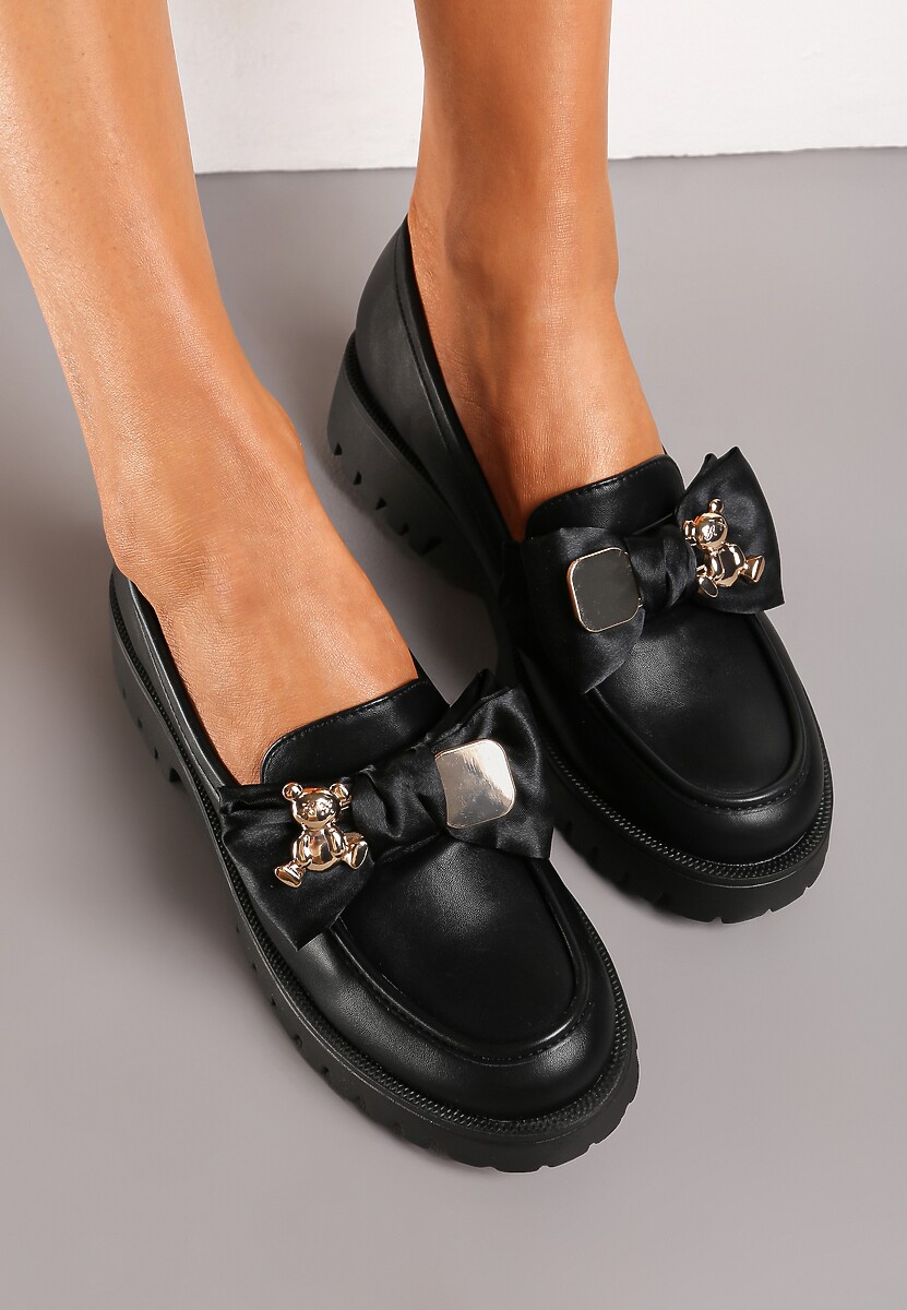 Czarne Mokasyny na Niskiej Platformie Ozdobione Metalowymi Aplikacjami i Kokardą Alirakia