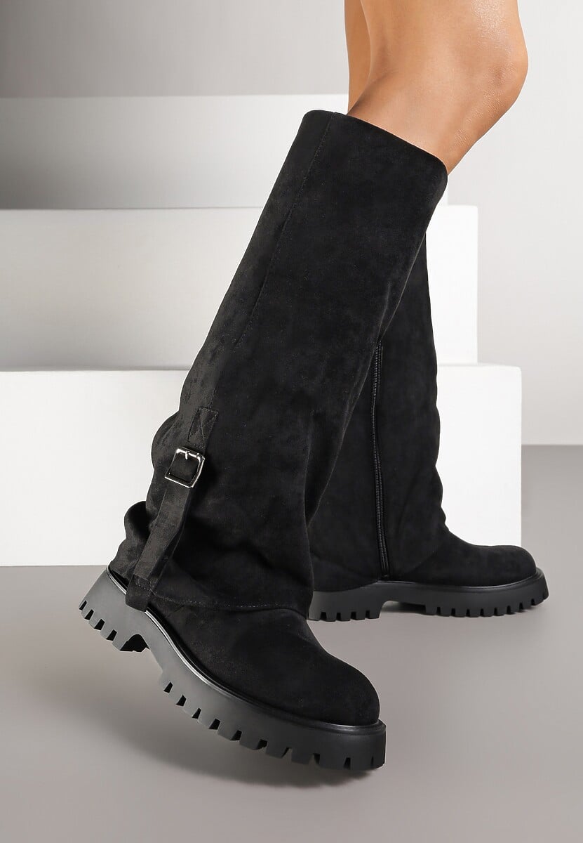 Czarne Kozaki Ozdobione Klamrą i Wywiniętą Cholewką Laticea