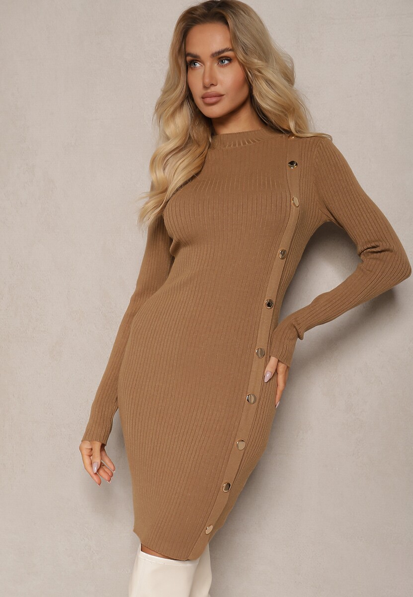 Jasnobrązowa Prążkowana Sukienka Sweterkowa  z Półgolfem ze Złotymi Guzikami Viattia