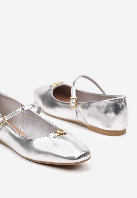 Srebrne Balerinki na Płaskiej Podeszwie z Paskiem i Metaliczną Aplikacją 3D Fenaria