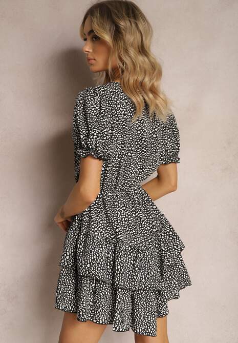 Czarna Sukienka Ozdobiona Falbankami z Gumką w Talii i Bufiastymi Rękawkami Ornefia