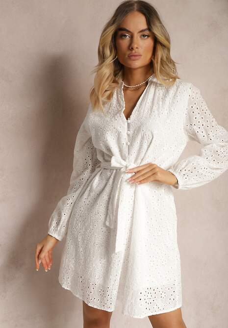 Biała Sukienka z Haftowanej Bawełny Wykończona Wiązaniem i Gumką w Talii Vezlea