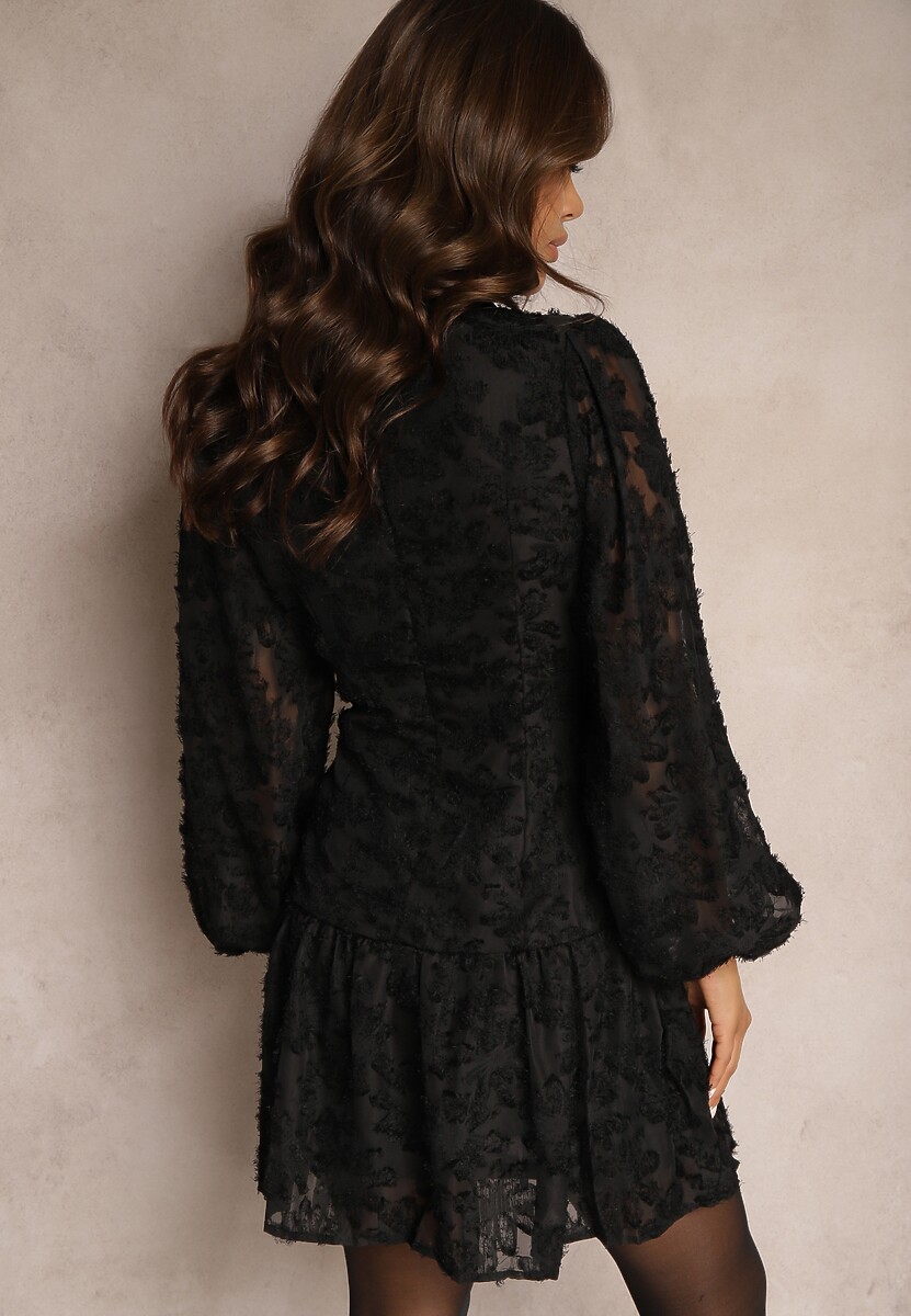 Czarna Sukienka z Koronki o Taliowanym Fasonie z Kopertową Górą Nelabine