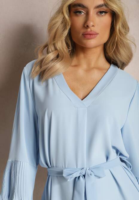 Niebieska Sukienka Mini z Trójkątnym Dekoltem z Paskiem i Rękawami z Plisowaniem Vespe