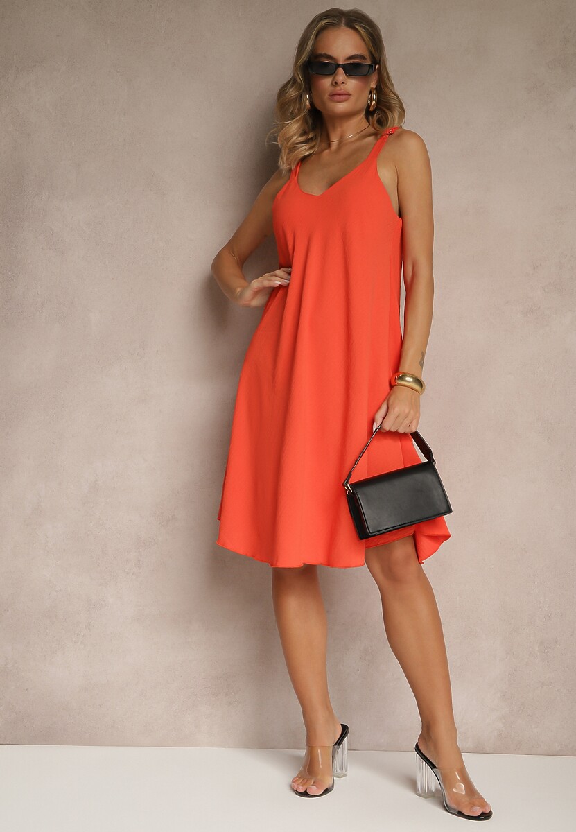 Czerwona Trapezowa Sukienka z Wiskozy na Ramiączkach z Dekoltem w Serek Folianne