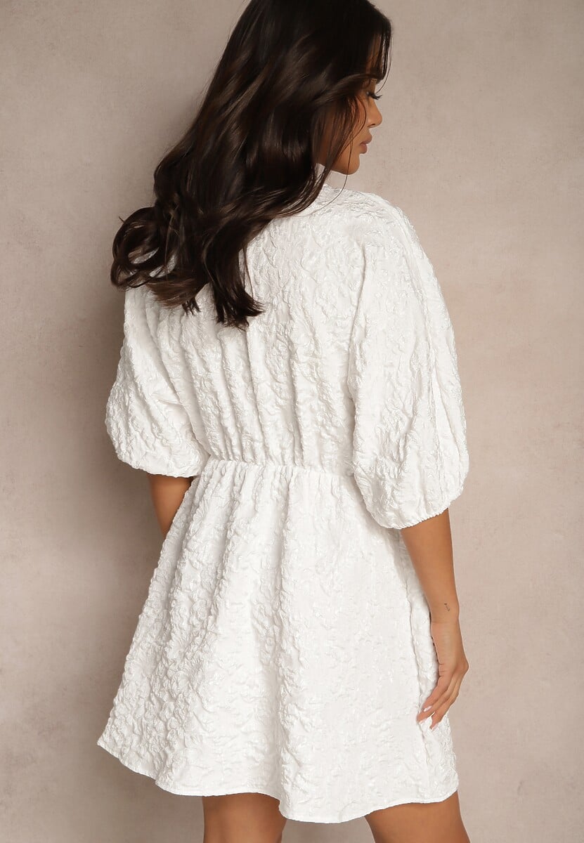Biała Sukienka o Rozkloszowanym Fasonie z Tłoczonym Wzorem i Rękawami Nietoperz Farinose