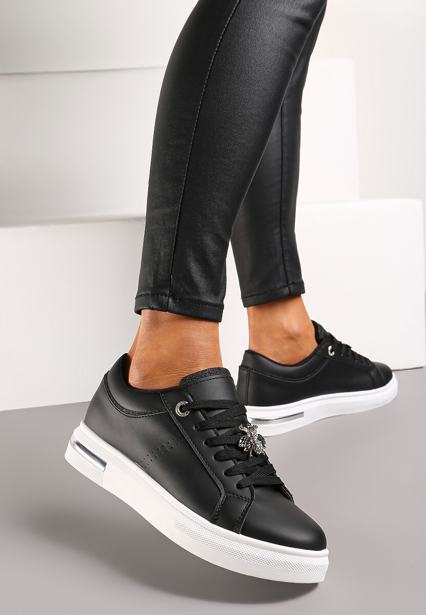 Czarne Sneakersy na Płaskiej Podeszwie z Imitacji Skóry z Broszką Unattia